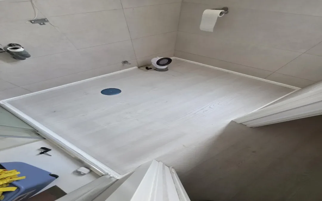 Tarima laminada resistente al agua instalada en una cocina moderna