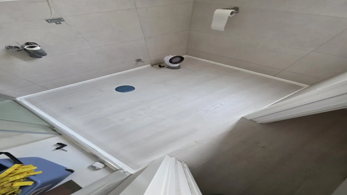 Tarima laminada resistente al agua instalada en una cocina moderna