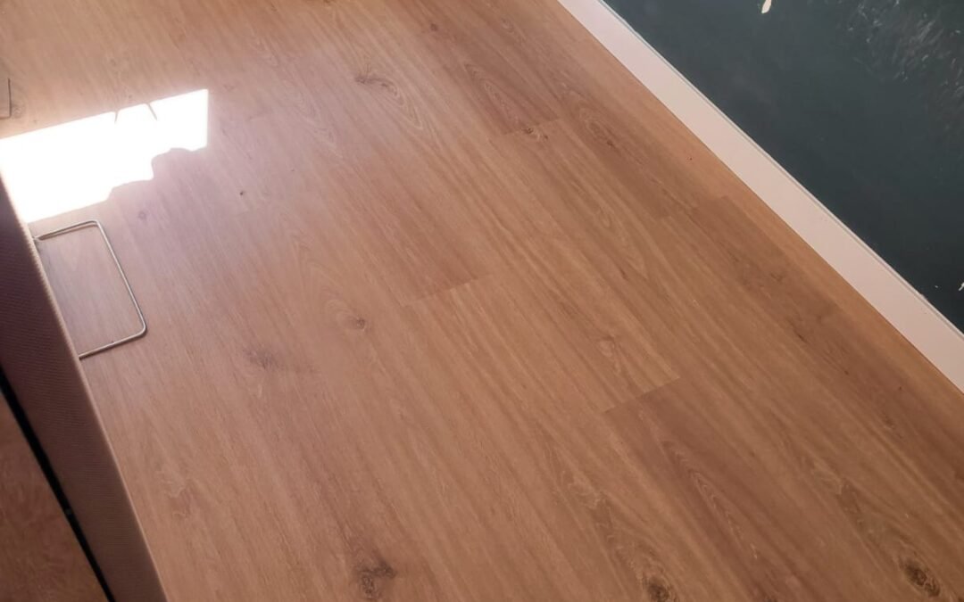 Instalador de tarima flotante trabajando en una vivienda en Madrid