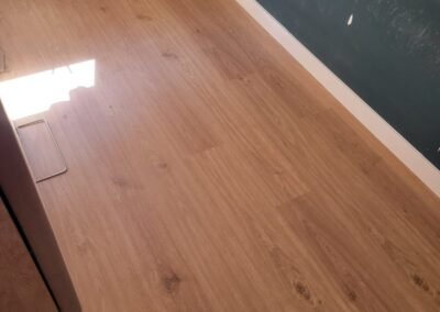 Instalador de tarima flotante trabajando en una vivienda en Madrid