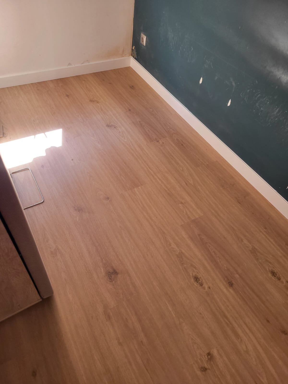 Instalador de tarima flotante trabajando en una vivienda en Madrid