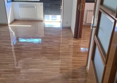 Resultado final del parquet de roble lijado y barnizado con poliuretano en Madrid