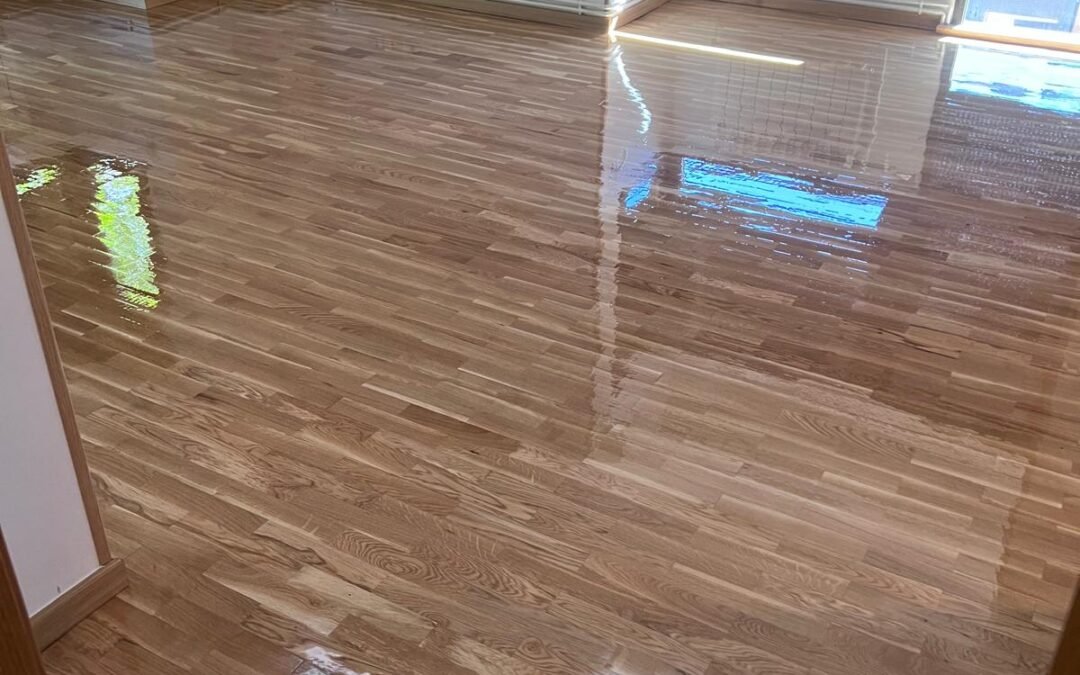 Lijado del parquet de tablilla de roble después de su instalación