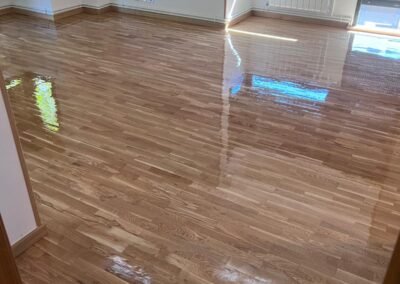 Lijado del parquet de tablilla de roble después de su instalación