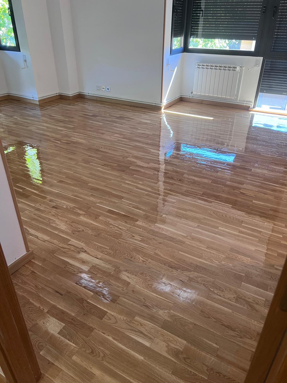 Lijado del parquet de tablilla de roble después de su instalación