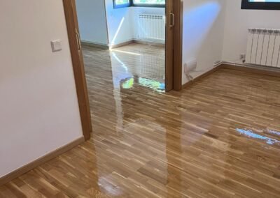 Parquet antiguo antes de su sustitución por tablilla de roble en Madrid Leyenda: Estado del parquet antes de comenzar el trabajo.