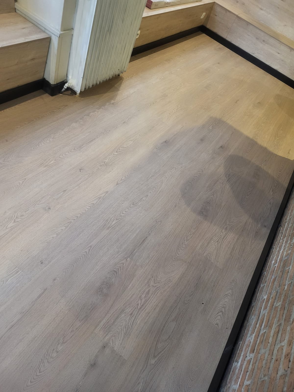 Rodapié instalado con tarima laminada