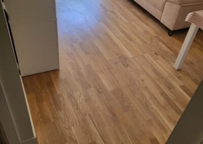 Tarima laminada resistente para una vivienda con perros y mascotas