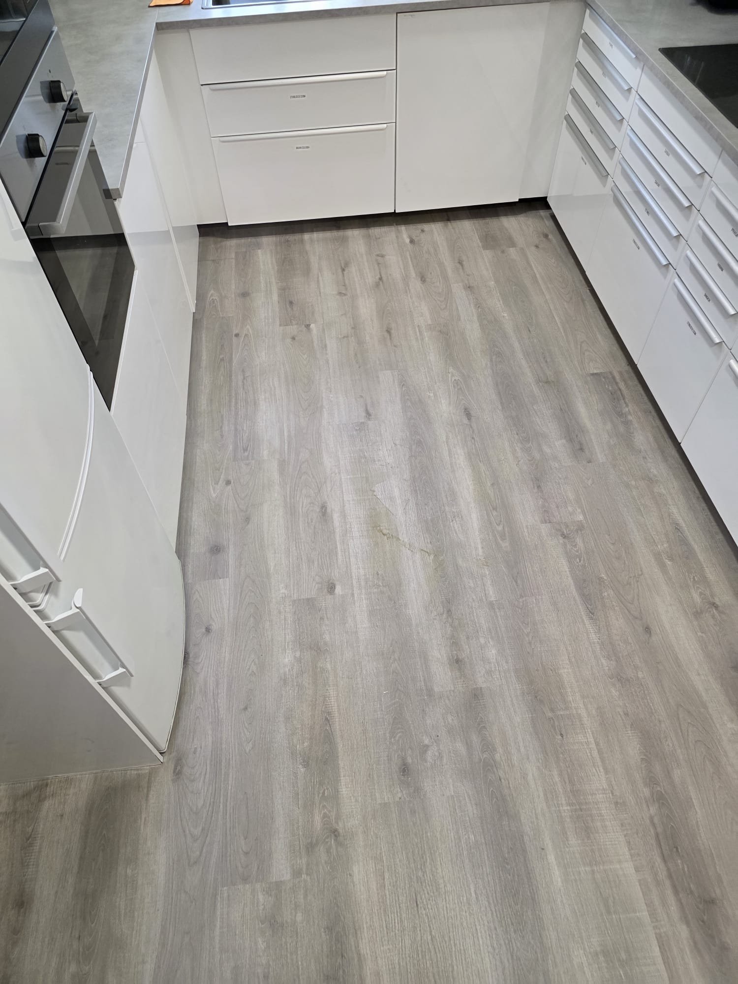 Cocina terminada con tarima AC5, rodapié y pletinas nuevas