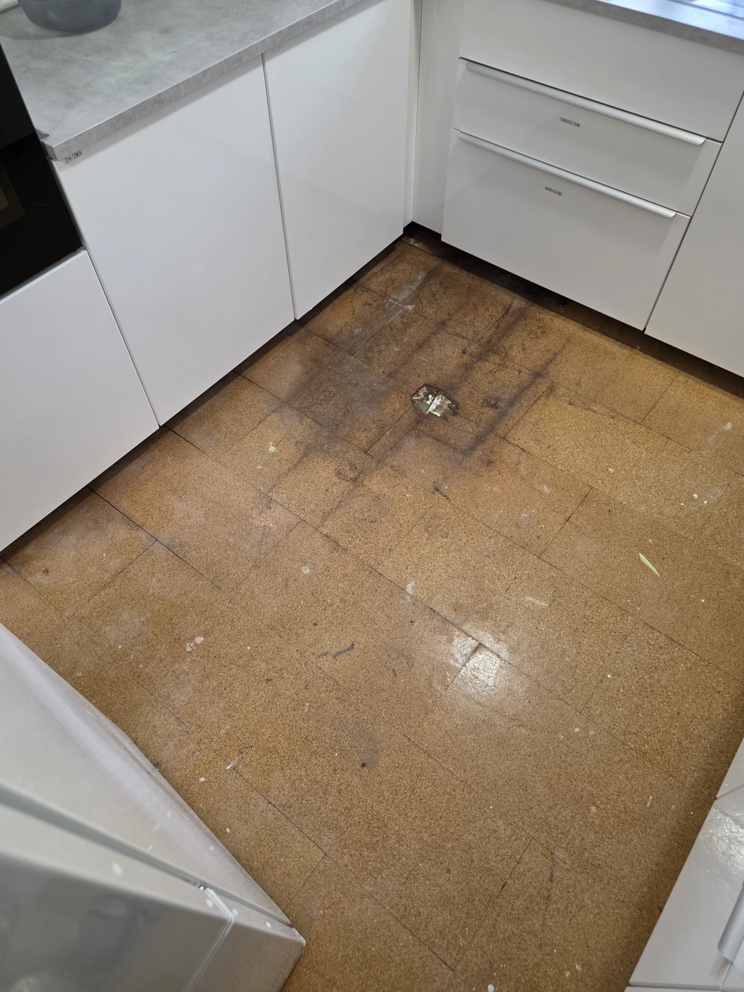 Retirada de tarima y rodapié dañados por agua en Madrid