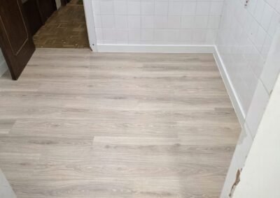 Instalación de tarima Finfloor AC5 en una cocina de Madrid